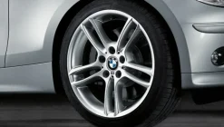 BMW Alufelge M Doppelspeiche 261 8,5J x 18 ET 52 Silber Hinterachse