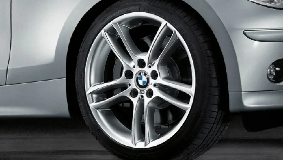 BMW Alufelge M Doppelspeiche 261 8,5J x 18 ET 52 Silber Hinterachse