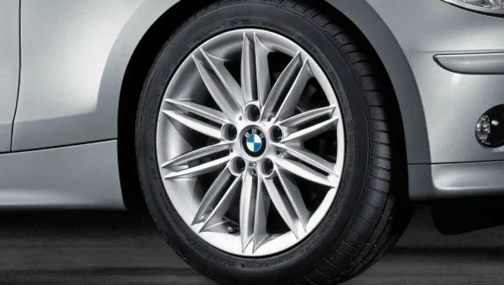 BMW Alufelge M Doppelspeiche 207 7,5J x 17 ET 47 Silber Hinterachse 1er E81/82/87/88