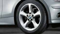 BMW Alufelge Sternspeiche 256 silber 7Jx17 ET47 1er E81/E82/E87/E88 Vorderachse / Hinterachse