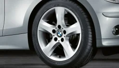 BMW Alufelge Sternspeiche 142 silber 7Jx17 ET47 1er E81/E82/E87/E88 Vorderachse / Hinterachse