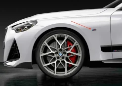 BMW M Logos (2 Stück) Schwarz hochglänzend für Kotflügel 2er G42 3er G20 G21 4er G22 G23 G26 i4 G26 X5 G05 X6 G06 X7 G07