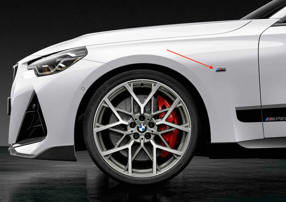 BMW M Logos (2 Stück) Schwarz hochglänzend für Kotflügel 2er G42 3er G20 G21 4er G22 G23 G26 i4 G26 X5 G05 X6 G06 X7 G07