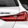 BMW Schriftzug M135i schwarz lackiert 1er F40
