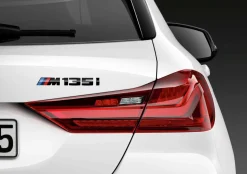 BMW Schriftzug M135i schwarz lackiert 1er F40