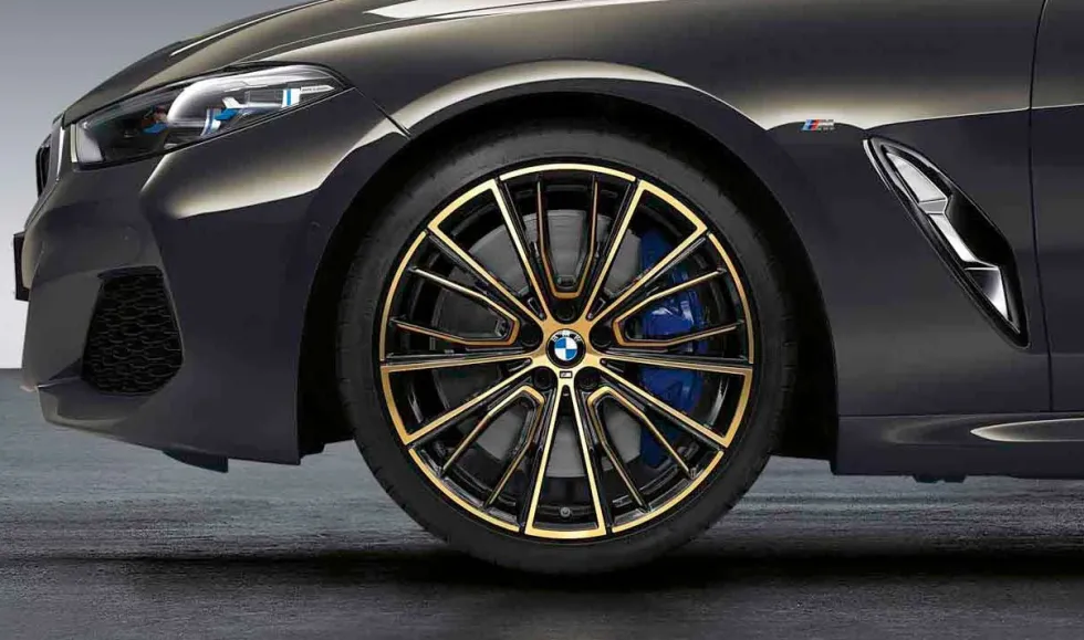 BMW Sommerkompletträder M Performance Vielspeiche 732M bicolor (night gold/hochglanzpoliert) 20 Zoll RDCi 8er G14 G15 G16 Pirelli (Mischbereifung)