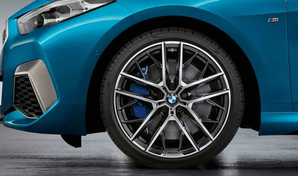 BMW Sommerkompletträder M Performance Doppelspeiche 555 bicolor (jet black matt / glanzgedreht) 19 Zoll RDCi 1er F40 2er F44 Bridgestone