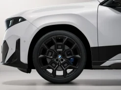 BMW Sommerkompletträder M Performance Y-Speiche 1054M jet black matt 22 Zoll RDCi iX3 NA5 Mischbereifung Pirelli