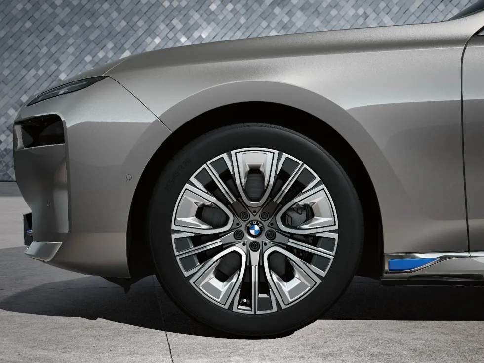 BMW Winterkompletträder Aerodynamic 906 bicolor (gunmetal grey/hochglanzpoliert) 20 Zoll RDCi 7er G70 Pirelli (Mischbereifung)