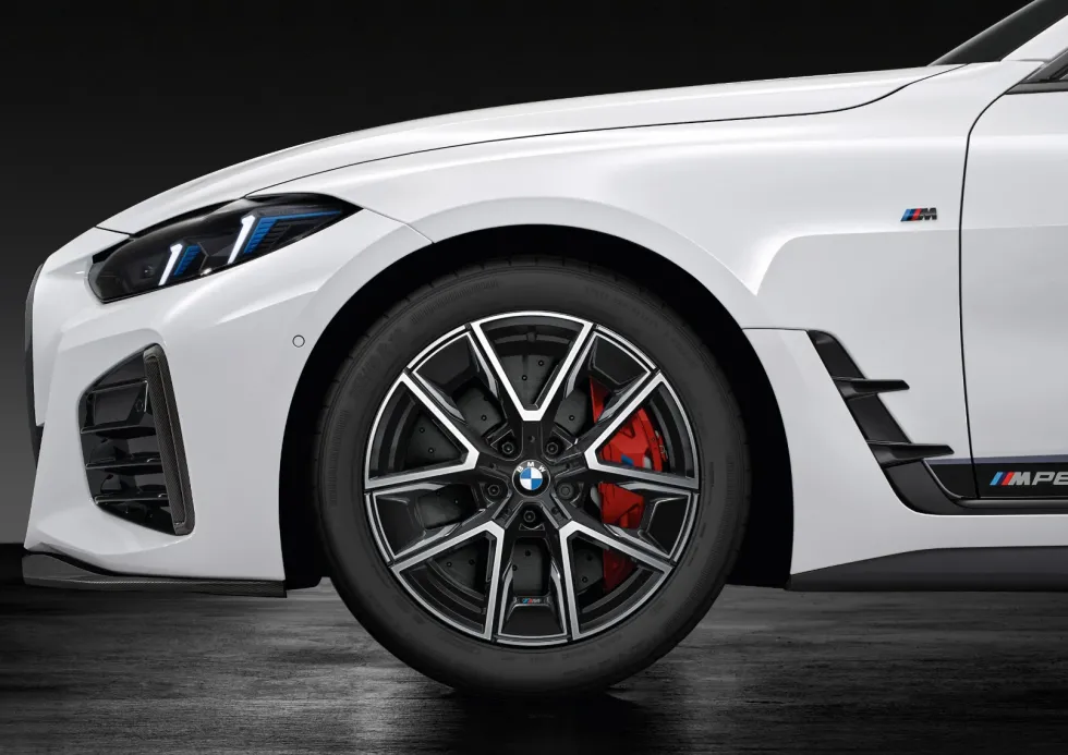 BMW Winterkompletträder M Aerodynamic 858M bicolor (midnight grey/hochglanzpoliert) 18 Zoll RDCi 4er i4 G26 Pirelli